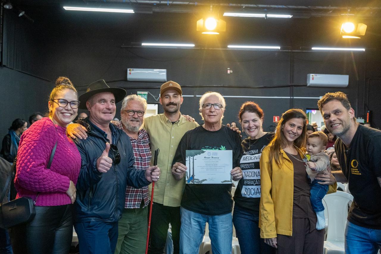 Menção Honrosa Associação Cura em Flor Pelo Trabalho Pioneiro no uso Terapêutico e Medicinal da Cannabis Sativa.